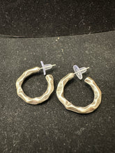 Load image into Gallery viewer, Silver Over Pewter Earrings