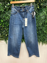 Load image into Gallery viewer, Stride HR Wide Leg w/seaming Detail
