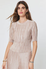 Load image into Gallery viewer, S/S Fitted Pleated Cropped top
