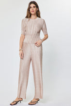 Load image into Gallery viewer, S/S Fitted Pleated Cropped top

