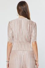 Load image into Gallery viewer, S/S Fitted Pleated Cropped top
