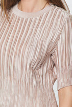 Load image into Gallery viewer, S/S Fitted Pleated Cropped top
