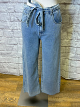 Load image into Gallery viewer, Wide Straight Leg Denim w/belt
