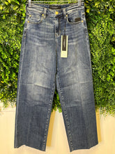 Load image into Gallery viewer, Stride Wide Leg 26"
